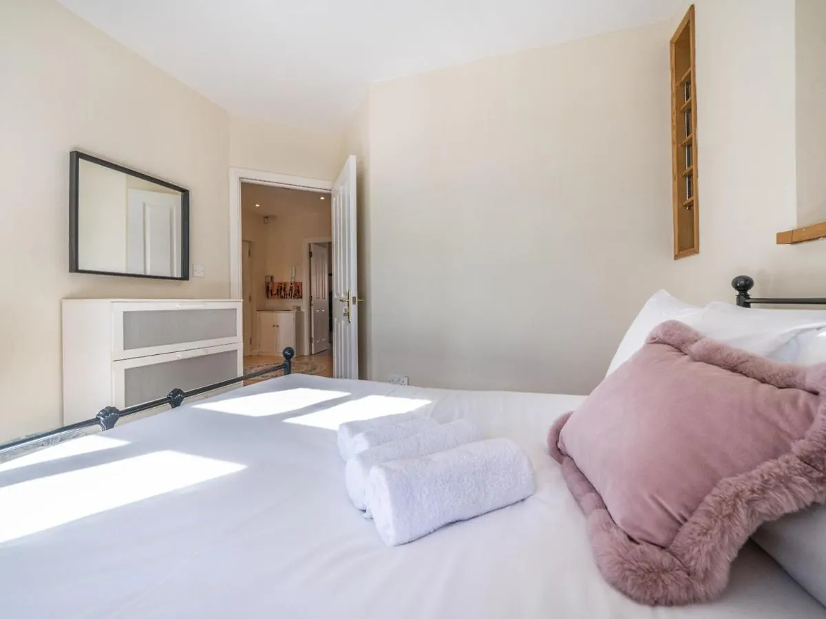 Pass The Keys Stunning 2Br Apt With Balcony Next To Queens Uni Belfast
